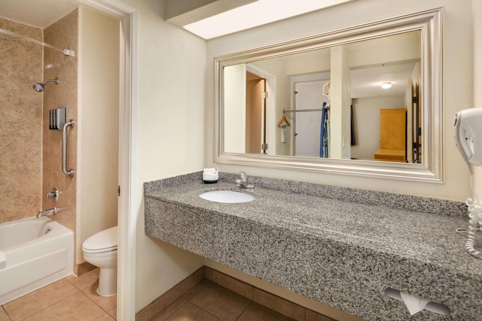 Queen Suite Two Queen Beds Bath Tub Sofa Bed Kitchenette Disability or Non-Smoking,1280402881:JPEG